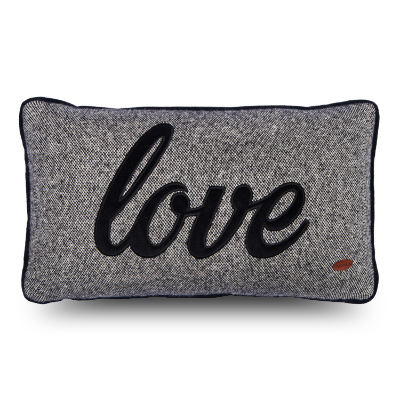 Kırçıllı Yün Kumaş Üzeri Love Yazılı Dikdörtgen Kırlent Kılıfı
