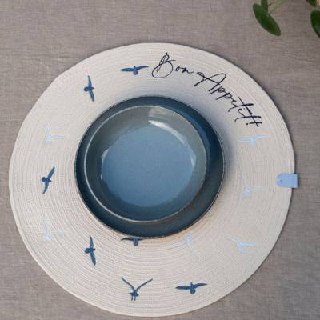 Dekoratif Natural Zemin Üzerine Mavi Kuş Desenli El İşi Hasır Supla